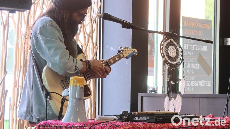 Sergej Onschenko spielte seine Musik in der Coffee Lounge an der OTH Amberg-Weiden. Die Spenden gehen an Hochschulpartner, die das Geld verteilen. Bild: Kunz