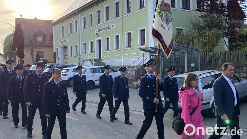 Die Feuerwehren der Marktgemeinde Leuchtenberg ziehen zu Ehren des heiligen Florian zur Kirche. Bild: Yasmin Kellner-Hartwig/exb