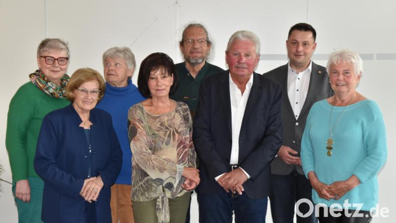 Bärbel Strobl (vorne, Zweite von links) und Stadtrat Hans Forster (daneben) führen den &quot;Bund der Berliner und Freunde Berlins&quot; weitere zwei Jahre. Ehrenvorsitzende Vera Eckstein (vorne links) ist auch dabei. Bild: hcz