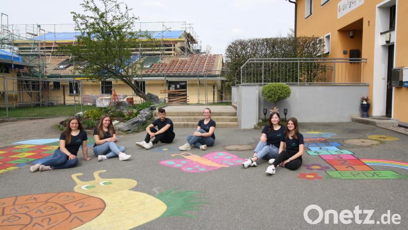 In zweitägiger Arbeit und im &quot;Schichtbetrieb&quot; bemalte die Katholische Landjugend (Vierte von links: Ortsvorsitzende Linda Thumfart) mit klassischen Schulhofspielfeldern wie &quot;Himmel und Hölle&quot; oder &quot;Zahlenschnecke&quot;. Bild: bjp