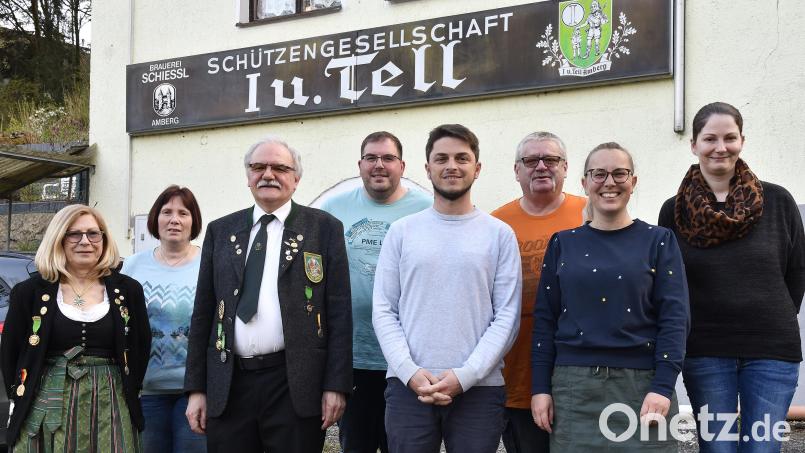 Der Vorstand von I und Tell Amberg (von links): Martina Nimmerrichter, Bettina Rackl, Roland Nimmerrichter, Oliver Gräml, Martin Hoffmann, Werner Rackl, Stefanie Hoffmann und Susanne Gräml. Bild: Petra Hartl
