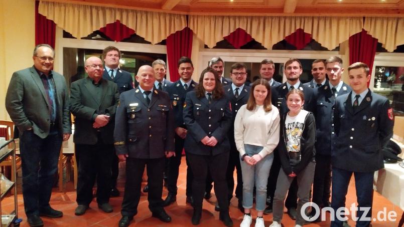 Viele personelle Neuigkeiten aus den Reihen der Aktiven gibt Kommandant Andreas Kneidl (vorne, Dritter von links) in der Jahreshauptversammlung der Feuerwehr Tännesberg bekannt. Bild: rfi