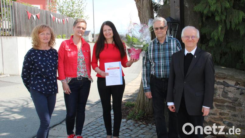 Über Blumen, eine Urkunde und eine tarifliche Jubiläumszuwendung freute sich Marzena Wieja (Mitte) anlässlich ihres 25-jährigen Dienstjubiläums. Dazu gratulierten ihr Maria Kunz, Annette Scherb, Rudi Kneidl und Stadtpfarrer Josef Häring (von links). Bild: prh