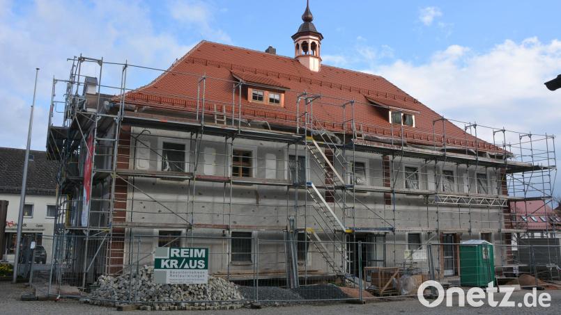 Seit fast zwei Jahren läuft die Sanierung des Historischen Rathauses. Spätestens bis zum Bürgerfest am 23. und 24. Juli soll das Baugerüst verschwunden sein. Bild: jr