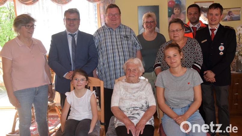 Viele anerkennende Worte und Gratulationen für Franziska Giehl zum 90. Geburtstag. Bild: fz