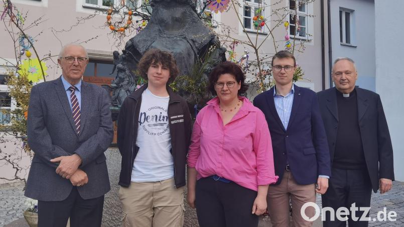 Bei der Übergabe der Spende des Frauenbundes (von links): Bernd Stahl (Kirchenverwaltung), Simon Häring (Ministranten), Barbara Schmid (KDFB) Joseph Mehler (Ministranten) und Stadtpfarrer Georg Flierl. Bild: Barbara Schmid/exb