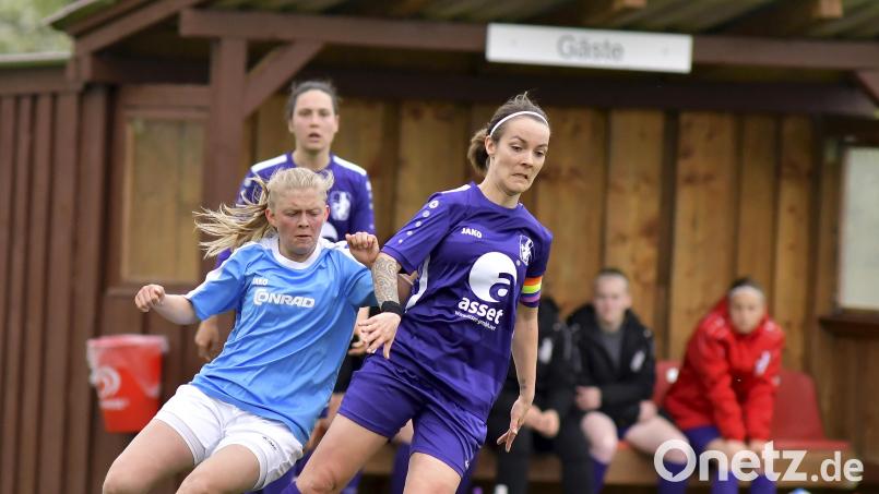 Der TSV Theuern (im Bild links Janina Wieczoreck) erreichte im Spiel beim SC Regensburg nach einem 0:2-Rückstand noch ein 2:2-Unentschieden. Archivbild: Hubert Ziegler