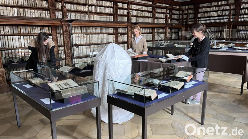 In der Provinzialbibliothek ist bereit alles für die Ausstellung „Japonia“ im barocken Bibliothekssaal vorbereitet. Bild: Provinzialbibliothek Amberg, K. Hammer/exb