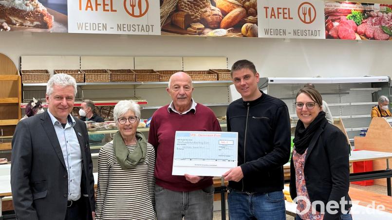 560 Euro für die Tafel: die SPD-Vorsitzenden Sabrina Lacher und Alexander Meier, Tafel-Chef Josef Gebhardt, Markträtin Eli Dressler und Bürgermeister Robert Lindner (von rechts). Bild: exb/SPD Floß
