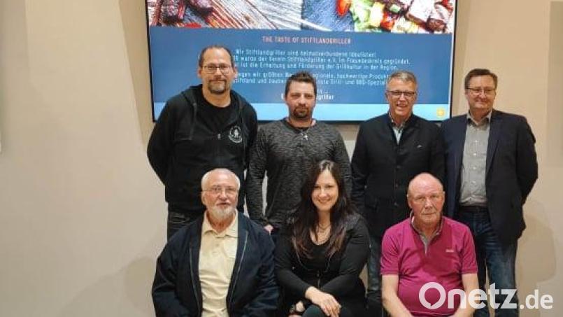 Das Vorstandsteam der Stiftlandgriller zusammen mit dem Stadtoberhaupt (hinten von links): Erster Vorsitzender Karsten Heßing, Zweiter Vorsitzender Patrick Peter, Bürgermeister Franz Stahl, Kassenprüfer Thomas Schultes sowie (vorne von links) Schriftführer Günther Pöhnitzsch, Kassiererin Melanie Röckl und Kassenprüfer Dieter Hahn. Nicht im Bild Zweiter Kassier Claus Bitterer. Bild: exb/Heßing