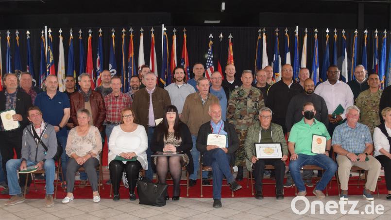 Bei der US-Armee in Hohenfels wurden 60 Beschäftigte für insgesamt 1755 Dienstjahre geehrt. Dazu gratulierten Garrison Manager Bavaria Christopher Danbeck aus Grafenwöhr und die Bürgermeister der Randgemeinden. Bild: bö