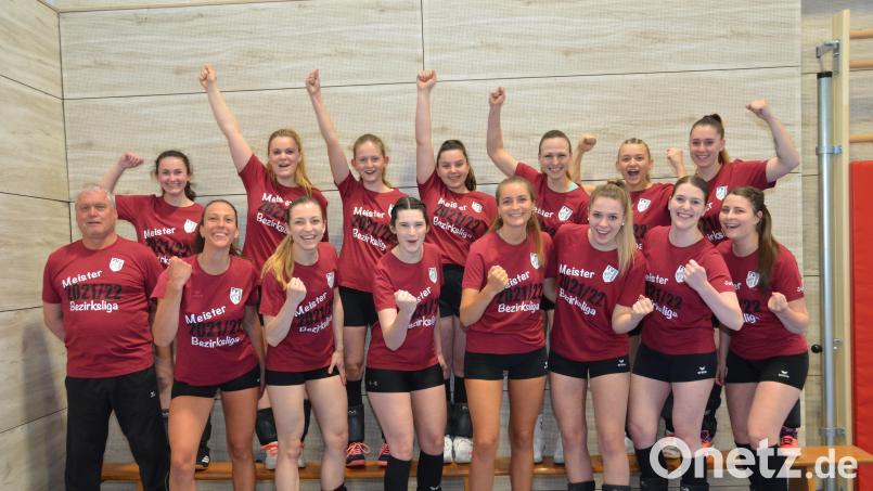 Ausgelassen freuten sich die Volleyballerinnen des TV Vohenstrauß über den Titel in der Bezirksliga Nord und das Ticket für die Landesliga. Auf dem Bild (vorne von links) Trainer Bernhard Grosser, Alica Baier, Hannah Heimburger, Kathrin Kulzer, Teresa Troidl, Julia Singer, Janina Haberkorn, Julia Hösl, (hinten von links) Luisa Neuber, Katharina Rackl, Alexandra Beer, Sophia Töppel, Andrea Wildenauer, Julia Eger, und Klaudia Zietara. Bild: dob