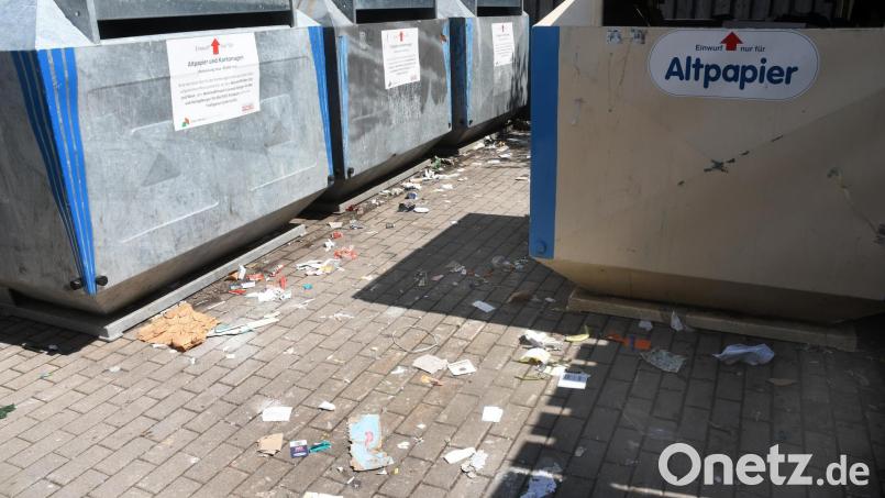 Die Mitarbeiter des Kommunalen Ordnungsdienstes haben auch ein Auge auf die Sauberkeit an den Wertstoffinseln. Nur eine ihrer vielen Aufgaben. Bild: Gabi Schönberger