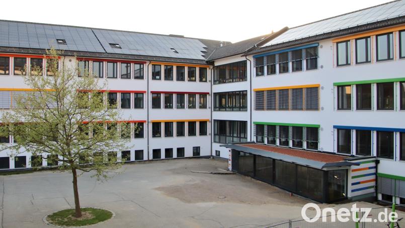 Der A-Bau (links) und der B-Bau (rechts) der Schule sind sanierungstechnisch schon abgeschlossen. Im Untergeschoss des B-Baus wurde eine Mensa (dunkler Vorbau rechts) einschließlich Küche und Nebenräume untergebracht. Bild: Thomas Dobler