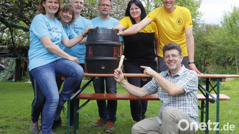 Zwei Teams brachten jeweils acht Teilnehmer ins Ziel. Für diese Leistung gab es für die Vertreter der Mannschaften „So weit die Füße tragen“ (links) und „FC Deutsche Post“ (rechts) ein 30-Liter-Bierfass von Peter Ostermann (vorne), dem Kassier des Schlackenvereins. Bild: mfh