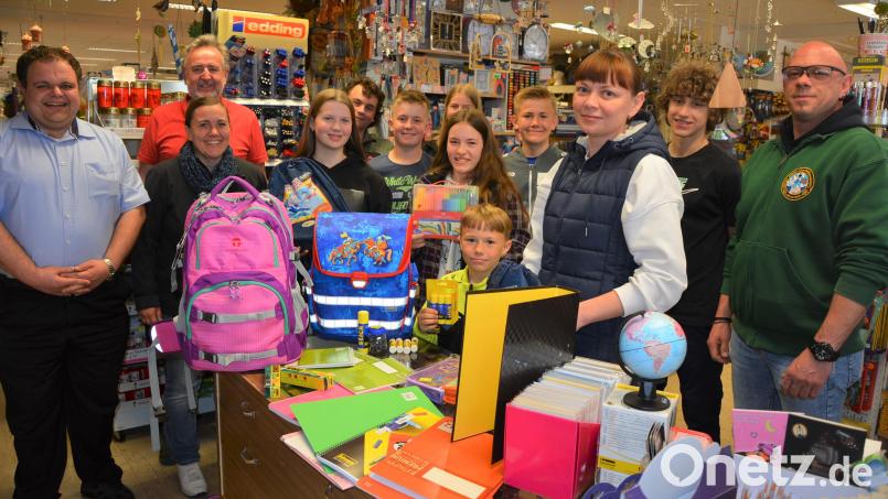 Dank einer Kuchenverkaufsaktion konnten die Ministranten der Pfarrei St. Jakob Schulmaterial im Wert von 450 Euro für ukrainische Mitschüler kaufen. Im Bild ein Teil der Messdiener im Kaufhaus Zeitler mit (von links) Kaplan Daniel Schmid, Carolin Günthner, Franz Zeitler, Lehrerin Olena Kunitsyna und Robert Hoyer von der KSRK Mitterteich. Bild: jr
