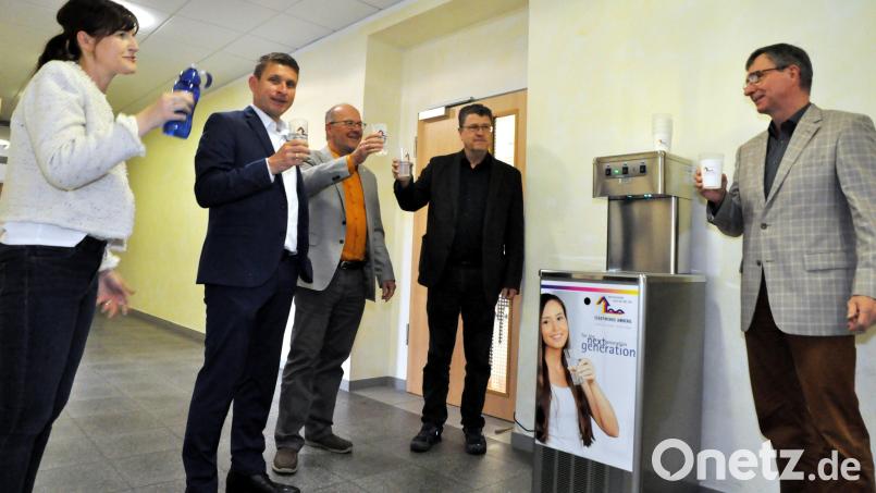 Über einen zweiten Trinkwasserspender für das Berufliche Schulzentrum Amberg freuen sich Schulleiter Martin Wurdack (Mitte), sein Stellvertreter Josef Eckert (Zweiter von rechts), Heidi Selch-Witt (links), Mitarbeiterin der Schulleitung, sowie Florian Fuchs (Zweiter von rechts), Vertreter des Elternbeirats, und Stephan Prechtl (rechts), Geschäftsführer der Stadtwerke Amberg. Bild: Karoline Gajeck-Scheuck/exb