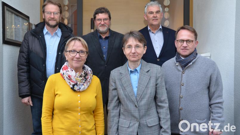 Michaela Wolfinger (vorne, Mitte) ist seit 40 Jahren in das Pfarrleben eingebunden und leistet in den unterschiedlichsten Bereichen wertvollen Dienst. Dekan Alexander Hösl (rechts) würdigte auch andere langjährige Pfarrgemeinderäte aus der Seelsorgeeinheit. Bild: dob