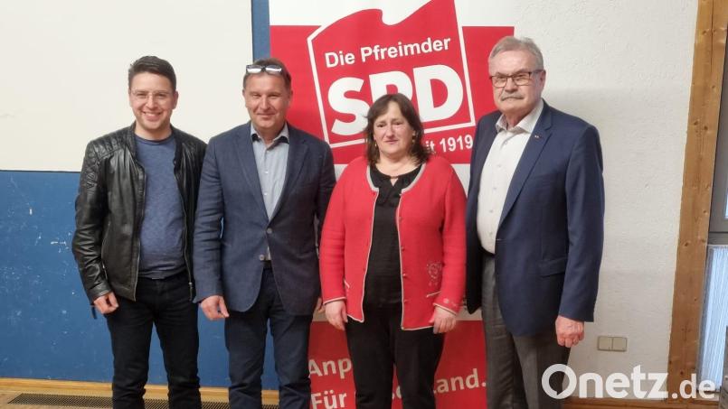 Im Dorfheim in Weiher lud die SPD zur Maikundgebung. Das Bild zeigt (von links) Peter Wein, Norbert Auer, Marianne Schieder und Georg Pfannenstein. Bild: Sven Ost/exb