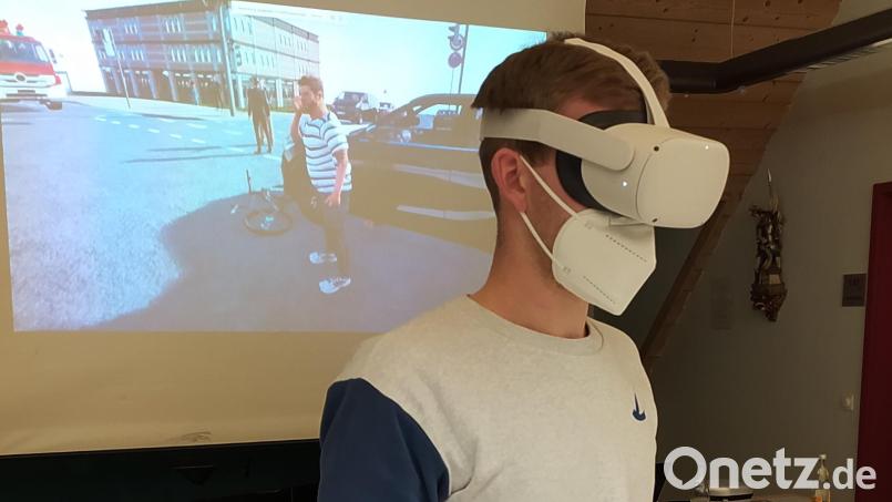 Ein Feuerwehr-Zugführer mit der virtuellen Datenbrille, über die beim digitalen Einsatztraining in Schnaittenbach das Szenario gesteuert werden konnte. Bild: wfw