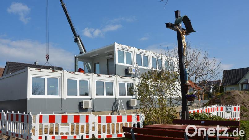 Bereits im April wurden die Container mit einem Kran aufs Grundstück gehoben. Inzwischen läuft der Innenausbau. Bild: jr