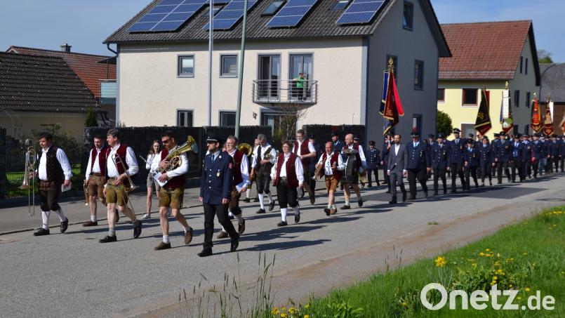 Zum Florianstag 2022 in Etzgersrieth trafen sich die Feuerwehren des Marktes Moosbach zum Gottesdienst und zum Zug durch den Ort zum Gerätehaus. Bild: gi