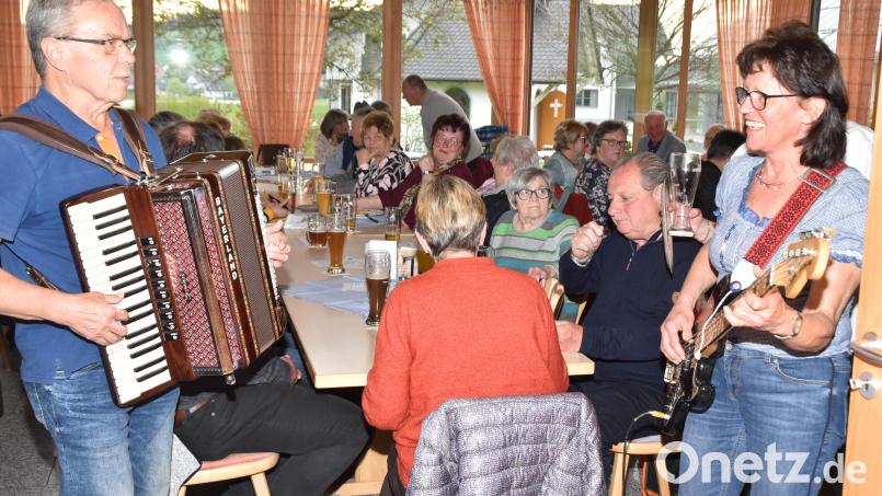 Ein volles Haus: Beim &quot;Sparrer- Wirt&quot;. Musik: Barbara Dineiger und Bruno Hartwich. Bild: hcz