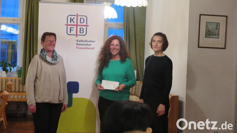 Tatjana Carlova und Kerstin Graf (von rechts) bedankten sich bei Rita Ponnath (links) für die Spende zugunsten der Flüchtlinge aus der Ukraine. Bild: jzk