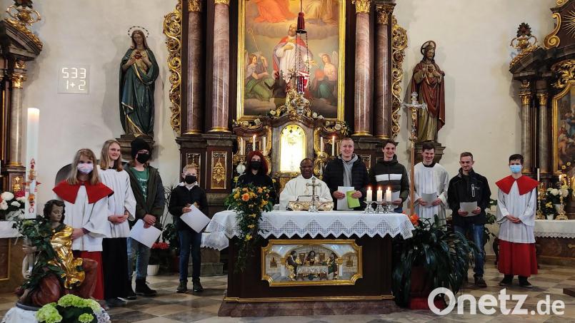 Die Pfarrei St. Martin Wutschdorf verabschiedet 14 Ministranten aus dem Dienst (von links): Emma Luber, Luisa Meßmann, Leonhard Kaa, Tim Schießlbauer, Ronja Birner, Pfarrer Moses Gudapati, Benno Riß, Dominik Graf, Maximilian Märkl, Johannes Bauer und Jonas Luber. Bild: sgr