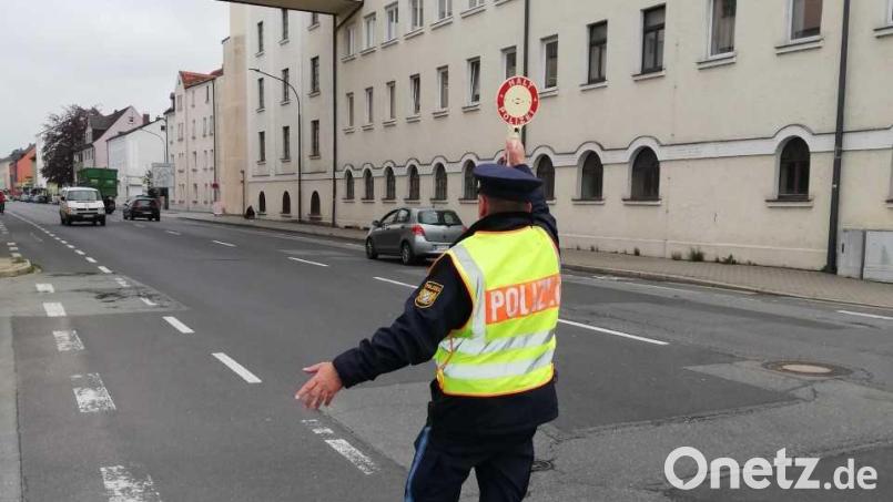 Polizeioberkommissar Markus Gilch winkt bei einer allgemeinen Verkehrskontrolle zum Aktionstag zur Fahrtüchtigkeit ein heranfahrendes Fahrzeug heraus. Bild: Jennifer Bergmann