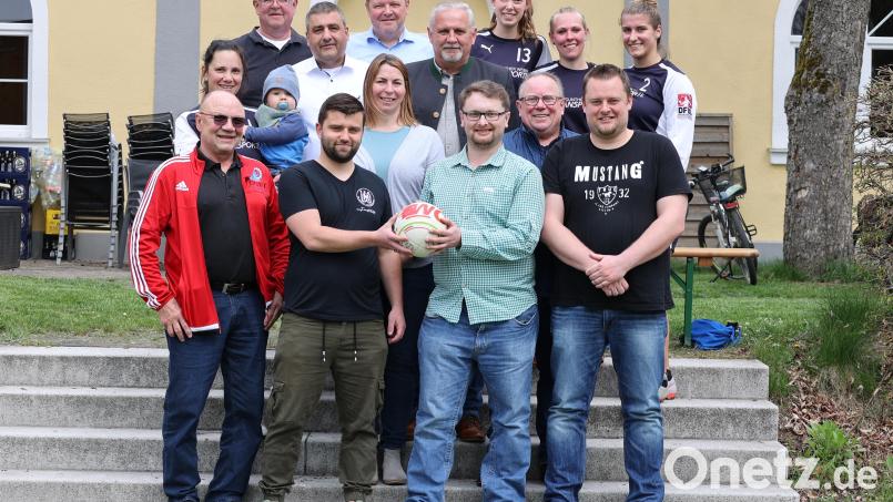 Der neue Vorstand der Abteilung Faustball bei der TSG Mantel-Weiherhammer krempelt die Ärmel für die kommenden Aufgaben zurück. Bild: gmü