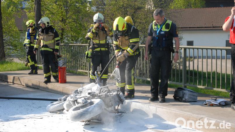 Die Feuerwehren Pilsheim und Ensdorf mussten in Schmidmühlen bei einem Motorradbrand aushelfen. Bild: pop