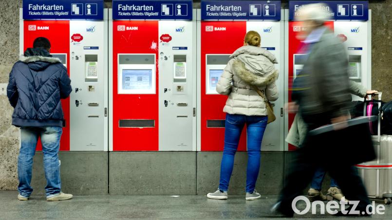 Der Fahrkartenkauf kann frustrierend sein, weil das Ticket zu teuer ist oder weil man mehrere Tickets für eine Strecke über Landkreisgrenzen braucht. Das soll sich in Zukunft ändern. Symbolbild: Sven Hoppe