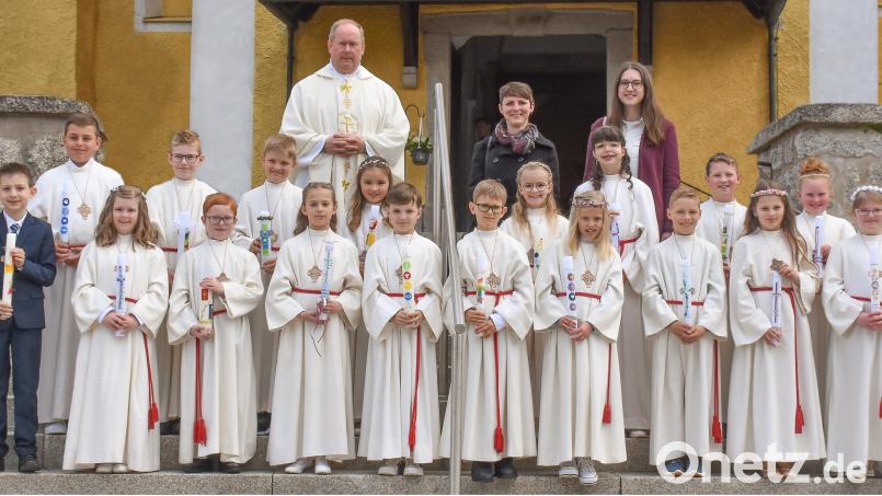 Die Erstkommunionfeier gestaltete Pfarrer Markus Nees (hinten, links). Begleitet wurden die jungen Katholiken von ihren Klassleiterinnen (hinten, von rechts) Kerstin Kneissl (3a) und Stephanie Jacobi (3b). Bild: JH-Fotografie Mitterteich/exb