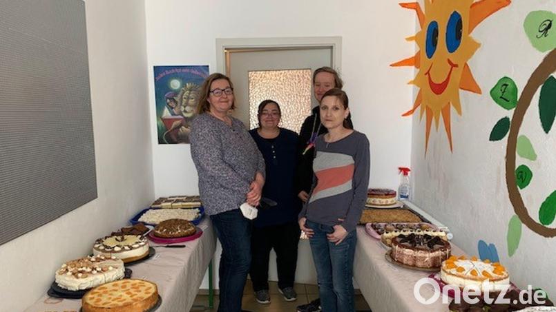 Das Bücherei-Team hat Kuchen für die Ukraine-Hilfe verkauft. Bild: rpp