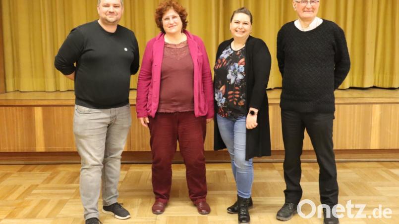 In St. Michael Amberg ist (von links) Markus Mußemann nun Zweiter Pfarrgemeinderatssprecher, Judith Ossowicki die neue Erste Sprecherin und Carolin Rösch Schriftführerin. Pfarrer Alois Berzl gratulierte. Bild: ads