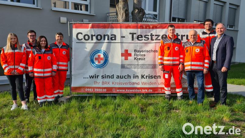 Bürgermeister Richard Kammerer (rechts) dankt dem Team der Helfer vor Ort Haidenaabatal für die vielen ehrenamtlichen Stunden, die beim Betrieb der Teststation im Gemeindezentrum geleistet wurden. Dank galt Bereitschaftsleiter Gerd Kincl (Dritter von links) und Leiter der HVO Haidenaabtal Phillipp Mangold (Vierter von rechts) mit seinem ganzen Team. Bild: sei