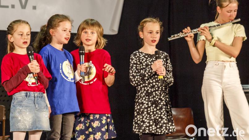 Das Singspiel-Ensemble gab mit einem Ausschnitt aus den Pfreimder Stadtmusikanten beim Frühlingskonzert der Sing- und Musikschule einen Vorgeschmack aufs Bürgerfest. Bild: sus