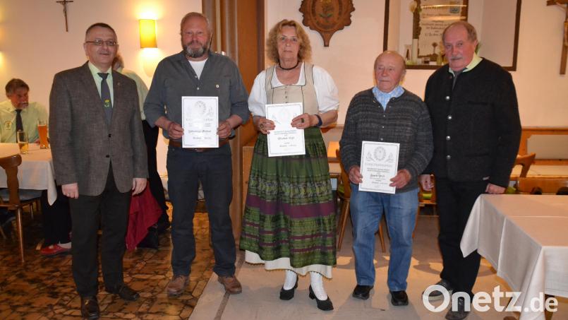 OWV-Vorsitzender Josef Enslein (links) und Zweiter Vorsitzender Peter Franz (rechts) ehren die langjährigen Mitglieder. Bild: gi