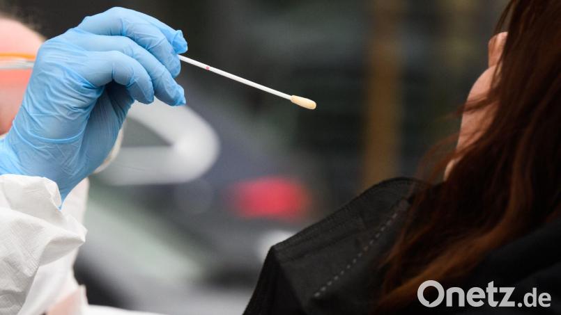 Das RKI zählte seit Beginn der Pandemie 25.406.868 nachgewiesene Infektionen mit Covid-19. Bild: Julian Stratenschulte/dpa