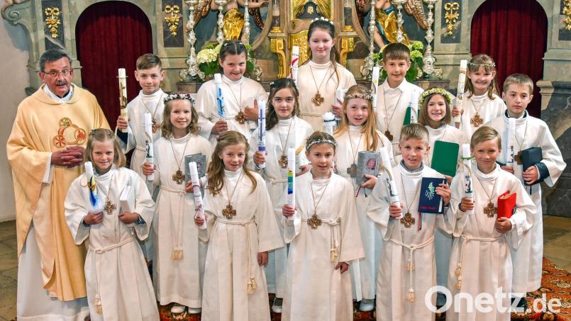 16 Kinder aus Hausen und Hohenkemnath empfangen erstmals die Kommunion Bild: Siegfried Niebler/exb