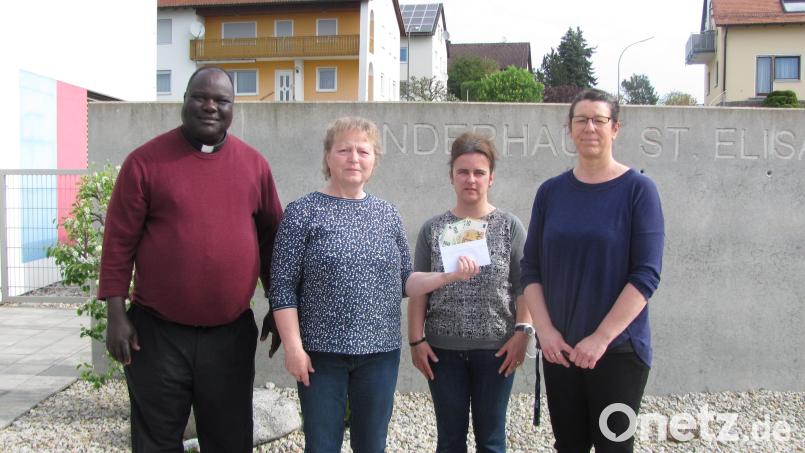 FU Vorsitzende Christine HÄrtl (Zweite von links) überreichte an Doris Weigl (rechts) und Silke Sommer (Zweite von rechts) im Beisein von Pfarrvikar Robert Amandu (links) 300 Euro Spende aus dem Erlös des Palmbuschenverkaufs. Bild: sei