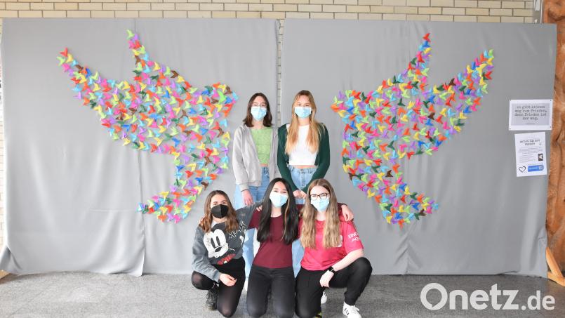 Die Schülerinnen sind alle Mitglieder der SMV und waren maßgeblich an der Aktion beteiligt. Sie heißen Gabriella Cooper, Kiara Goldhahn, Mirjam Mestan, Barbara Dreythaller, Emma Rast. Bild: Kathrin Hennig/exb