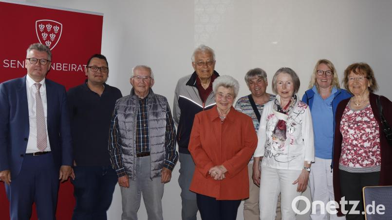 Bürgermeister Michael Göth (links) und der Seniorenbeauftragte der Stadt Sulzbach-Rosenberg, Andreas Knopp (Zweiter von links) sowie der neugewählte Seniorenbeirat mit (von links) Herbert Riehl, Franz Beyerlein, Theresia Reindl, Marita Vetter, Erika Hartmann, Brigitte Riederer und Betty Pirner. Bild: mfh