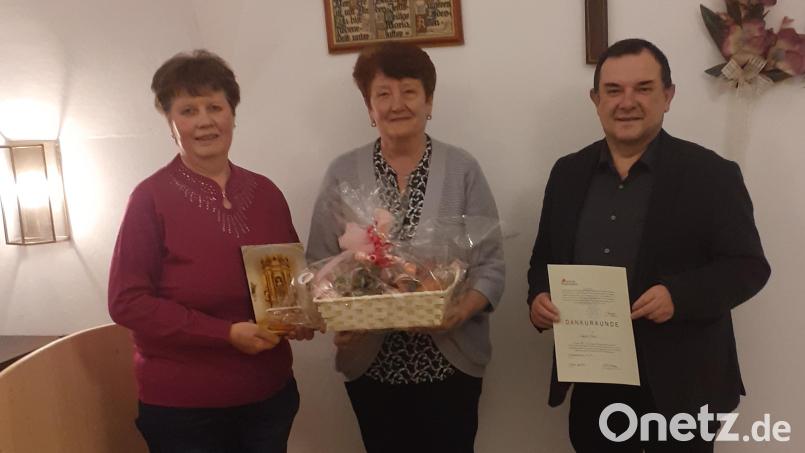 32 Jahre wirkte Agnes Beer (Mitte) im Pfarrgemeinderat mit. Dafür bedankten sich Sprecherin Monika Wild und Pfarrer Konrad Amschl. Bild: Pfarrgemeinderat Schwarzenbach/exb