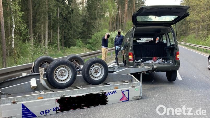 Dieser Anhänger kippte auf der Kreisstraße zwischen Etzenricht und Oberwildenau um. Bild: PI Neustadt/exb