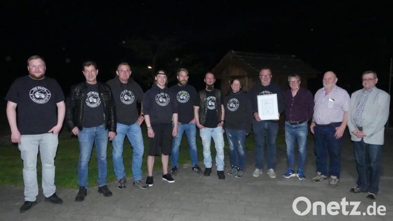 Dieter Kies, Reinhard Wiesent und Michael König (von rechts) begleiteten den Wechsel in der Vorstandschaft der „Pilots“: von links Sebastian Wohlrab, Arthur Heindl, Peter Reichert, Maximilian Reichert, Benjamin Müller, Thomas Gröger, Ute Heindl und Harald Wohlrab. Bild: rn