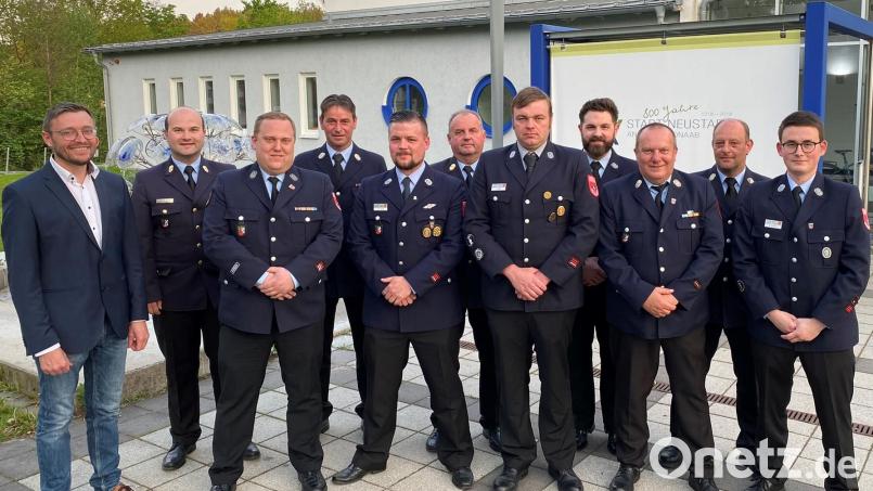 Die Führungsriege (von links) mit Feuerwehrreferent Martin Filchner, Kreisbrandrat Marco Saller, neuem Zweiten Kommandanten Marco Spranger, Kreisbrandmeister Thomas Weidner, neuem Kommandanten Dominik Lang, Kreisbrandinspektor Martin List, neuem Dritten Kommandanten Andreas Dagner, Bürgermeister Sebastian Dippold, scheidenden Kommandanten Michael Spranger, scheidendem Zweitem Kommandanten Marco Harrer und Zweitem Vorsitzendem der Feuerwehr Neustadt, Maximilian Schwarz. Bild: Rainer Hetz/exb
