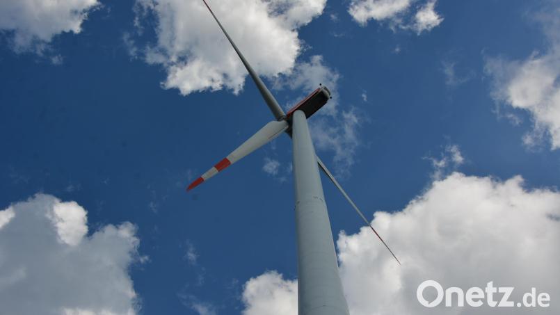 Das Bild zeigt eines der Windräder, die unweit von Konnersreuth auf dem Gebiet der Stadt Arzberg stehen. Im Mitterteicher Stadtrat ist jetzt über die künftige Energieversorgung diskutiert worden. Symbolbild: jr