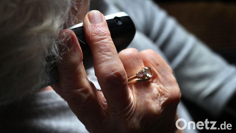 Eine ältere Frau telefoniert mit einem schnurlosen Festnetztelefon. Bild: Karl-Josef Hildenbrand/dpa/Symbolbild